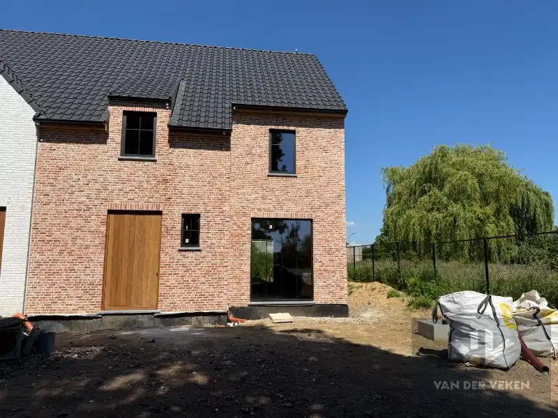 Moderne halfopen nieuwbouwwoning met 4 slaapkamers en 2 badkamers met carport foto 3
