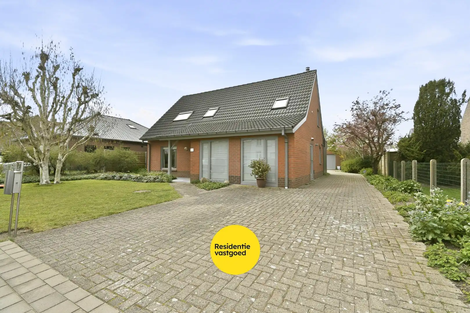 Instapklare woning met 4 slaapkamers, garage en carport foto {{pictureIndex}}