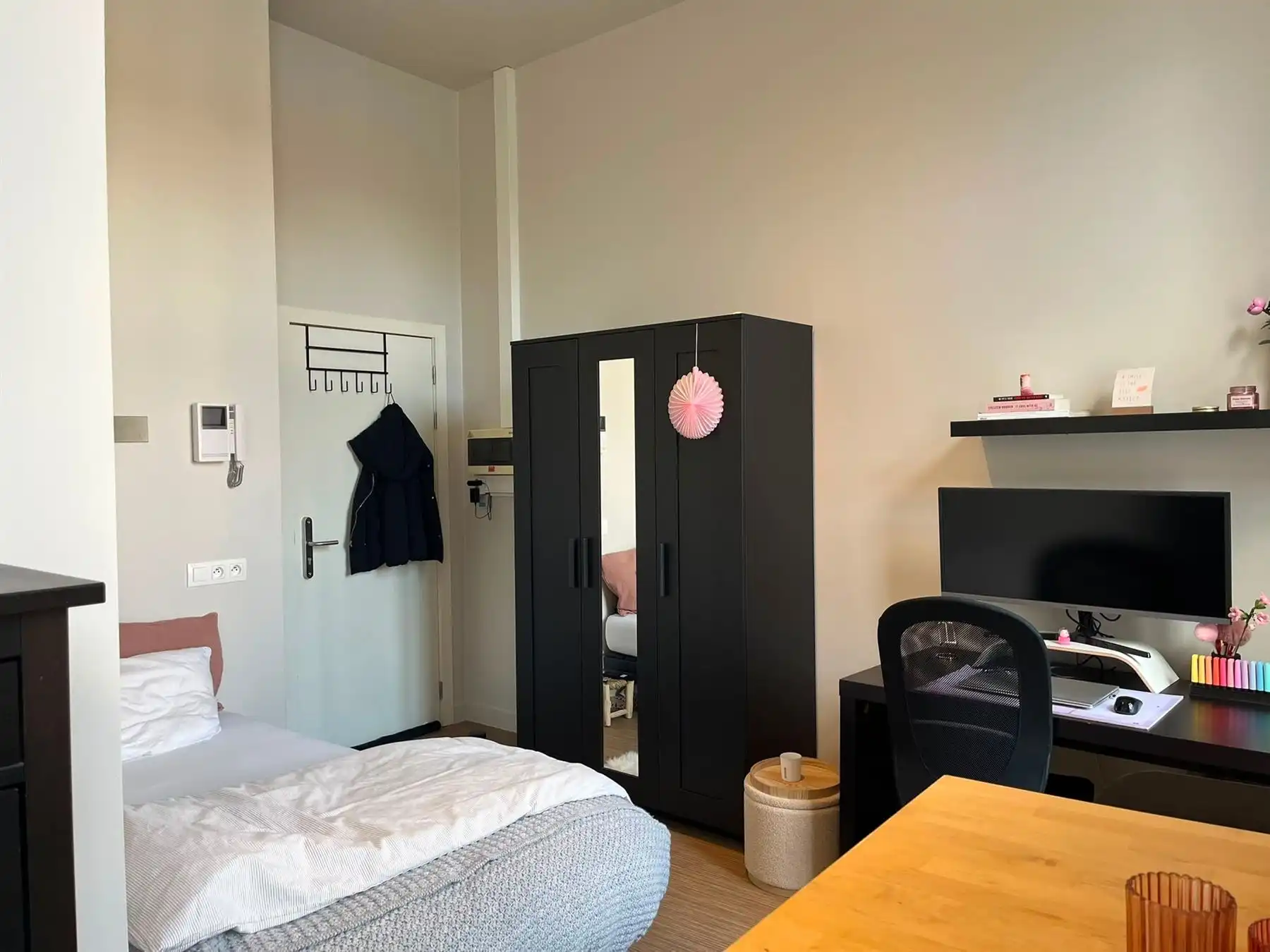 Ruime studenten kamer met eigen sanitair en keuken foto 4