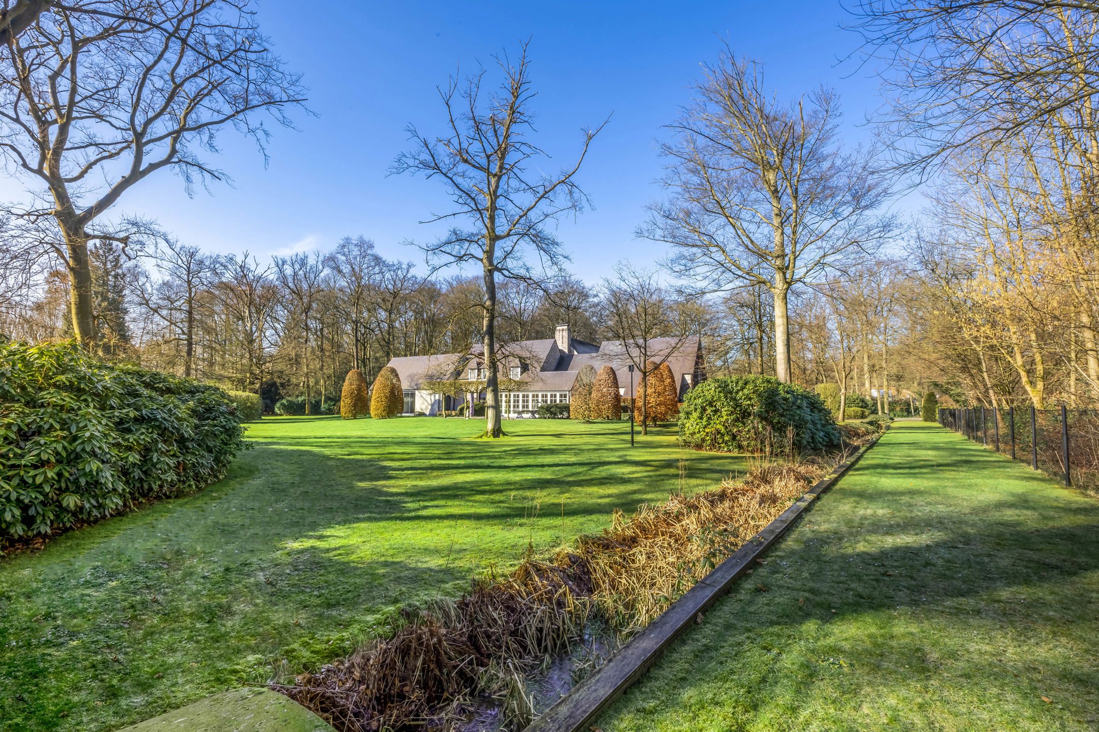 Exclusieve kasteelhoeve met zwembad op 2,7 ha grond, grenzend aan natuurgebied foto 6