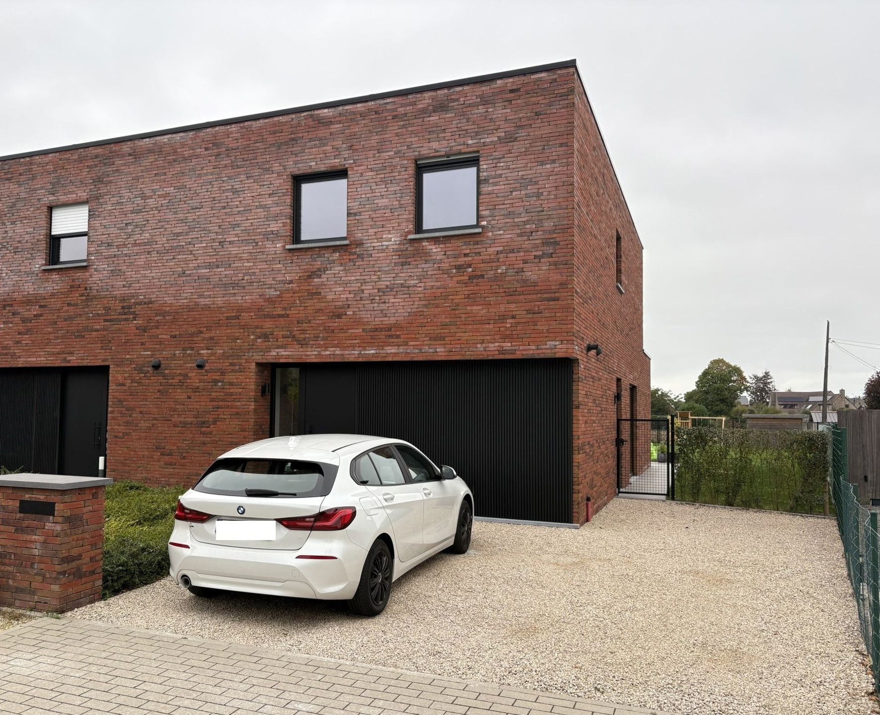 Ruime en moderne woning met grote tuin  foto {{pictureIndex}}