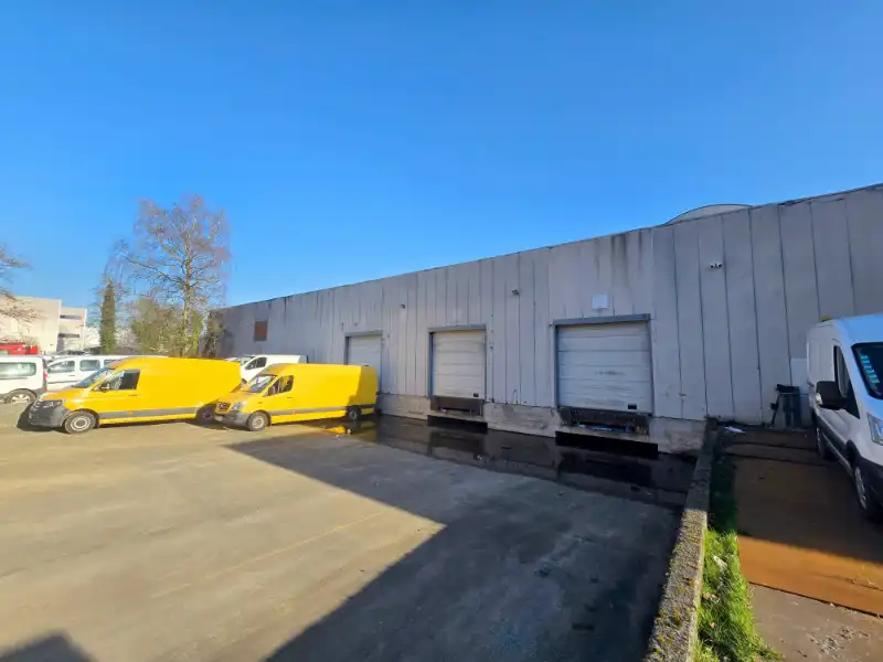 Magazijn met kantoren te huur foto 12