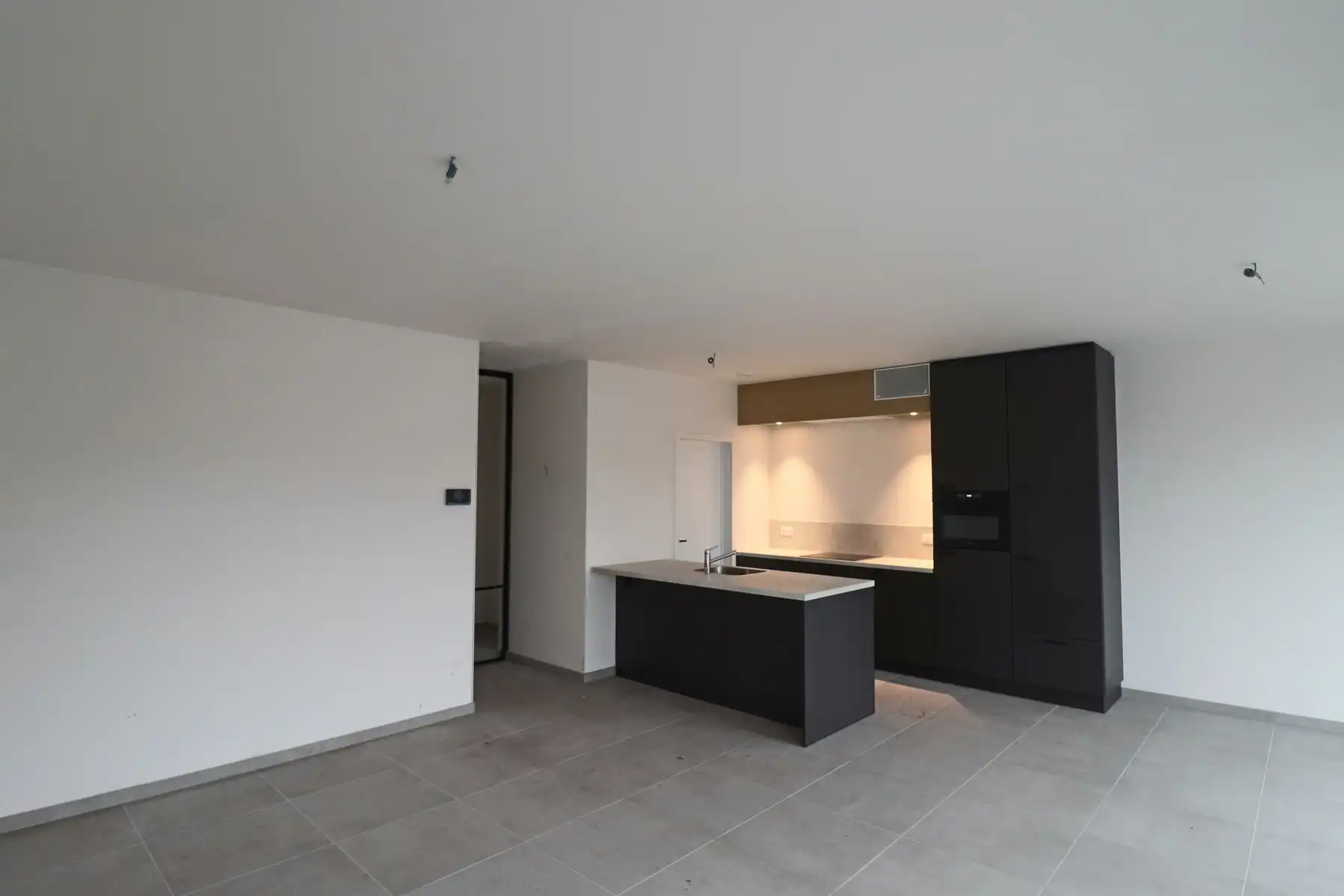 Woning met 3 slaapkamers en fietsenberging/carport op perceel van ca 367m² foto 3