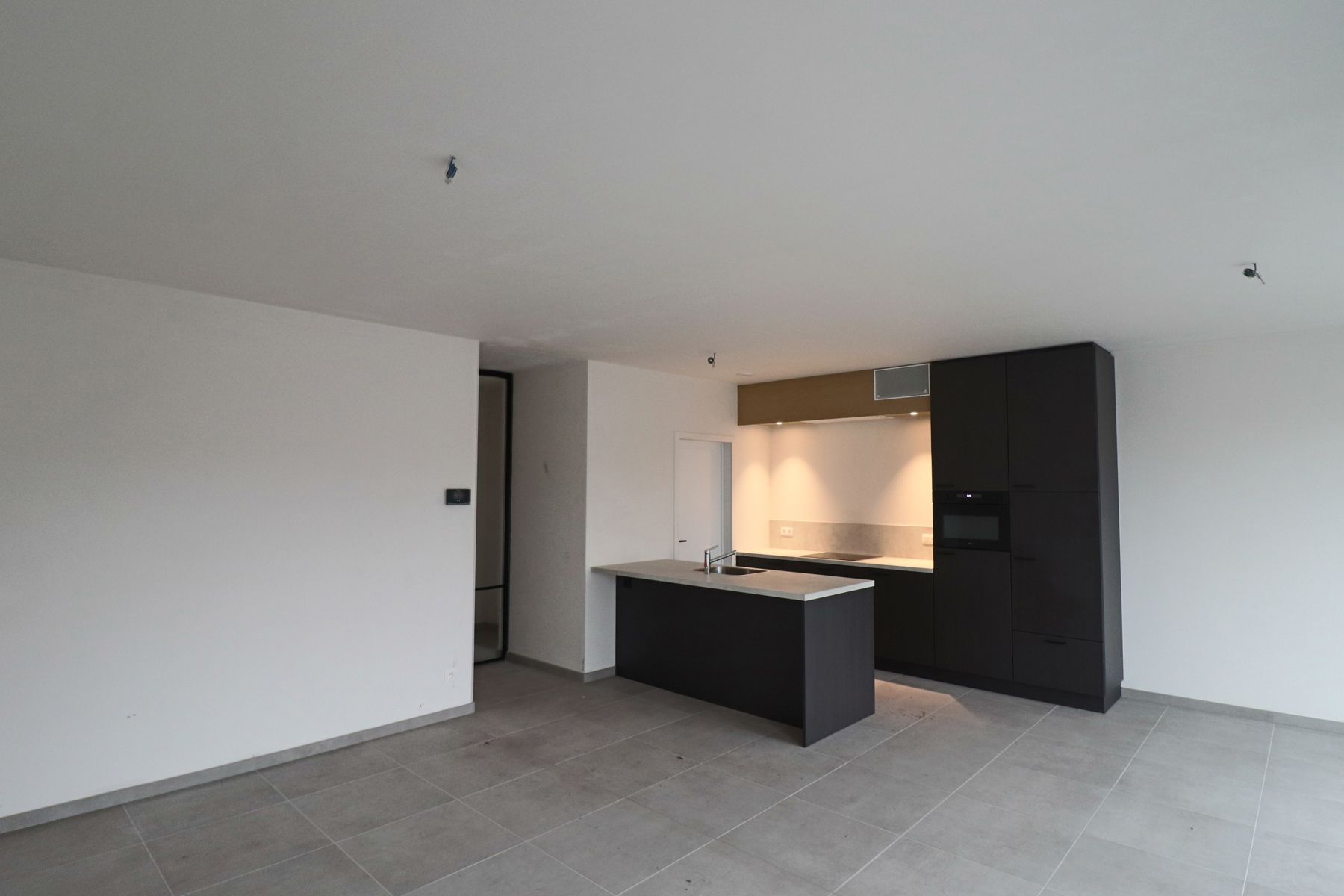 Woning met 3 slaapkamers en fietsenberging/carport op perceel van ca 367m² foto 3