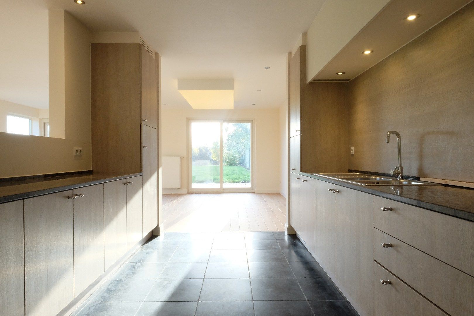 Recente ruime moderne halfopen woning met tuin en garage. foto 7