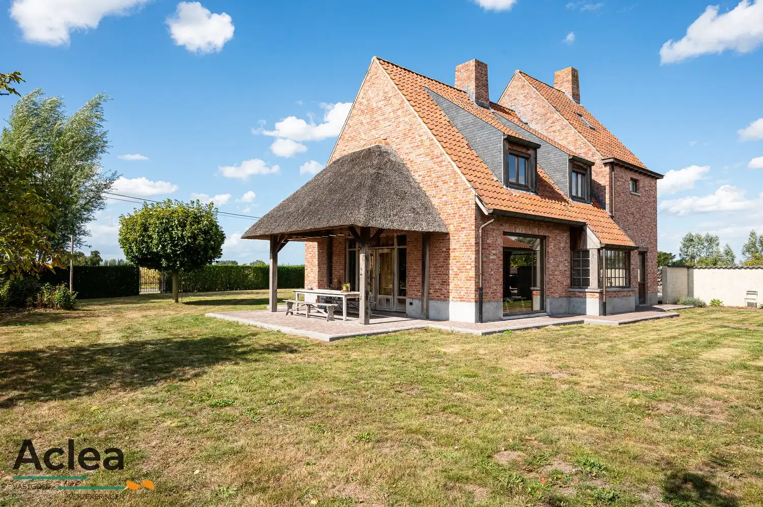 Karaktervol landhuis met bijgebouw op 5.943m² in een groene omgeving foto {{pictureIndex}}