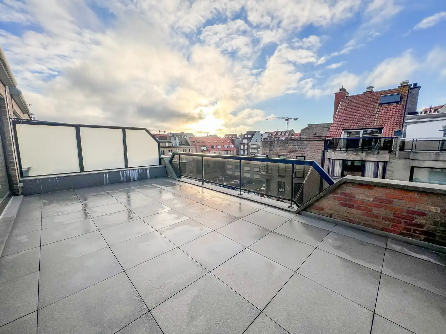 Prachtig gerenoveerd appartement vlakbij de zeedijk met mooie, zonnige terrassen. foto 4