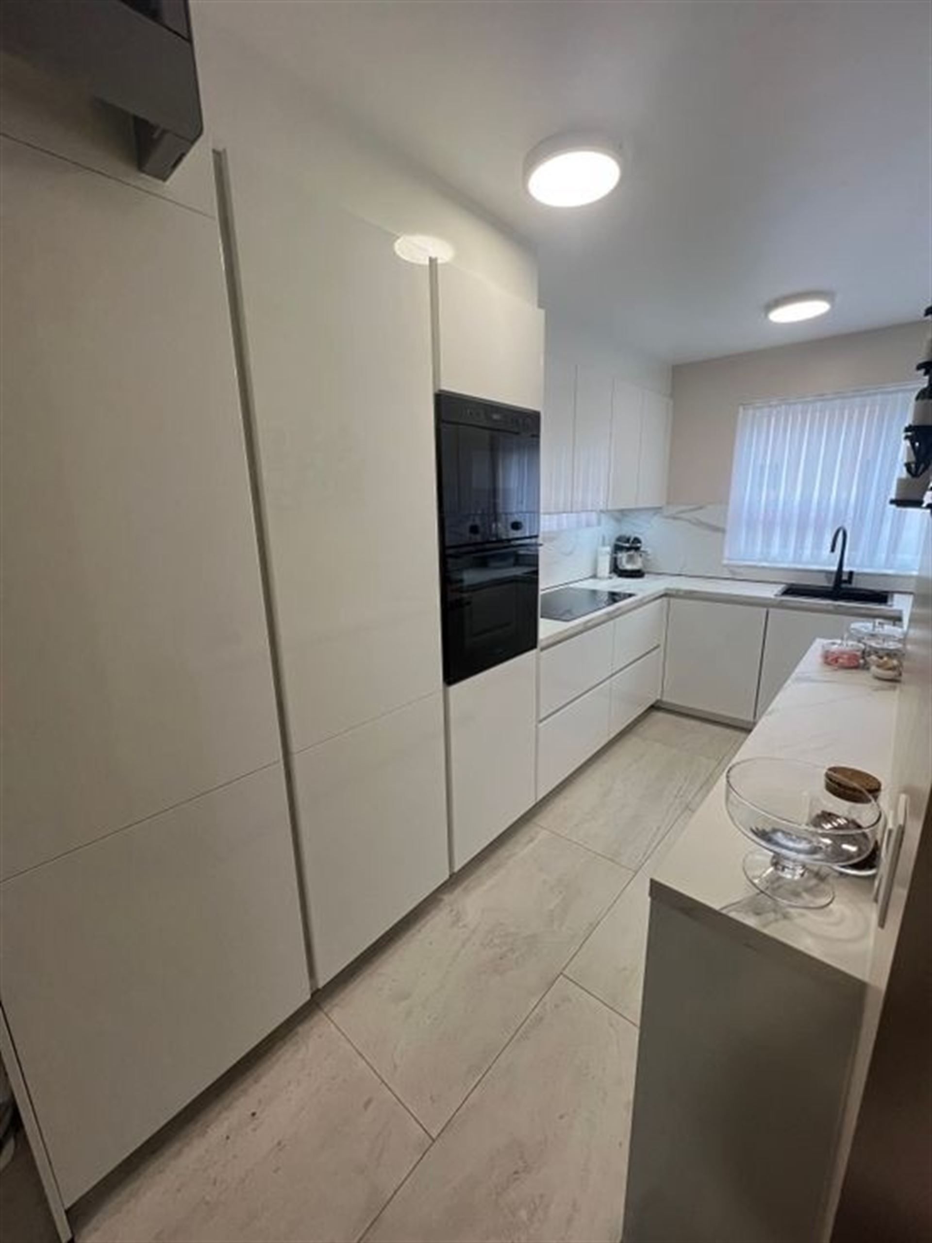 Moderne en ruime woning in hartje Hoboken! foto {{pictureIndex}}