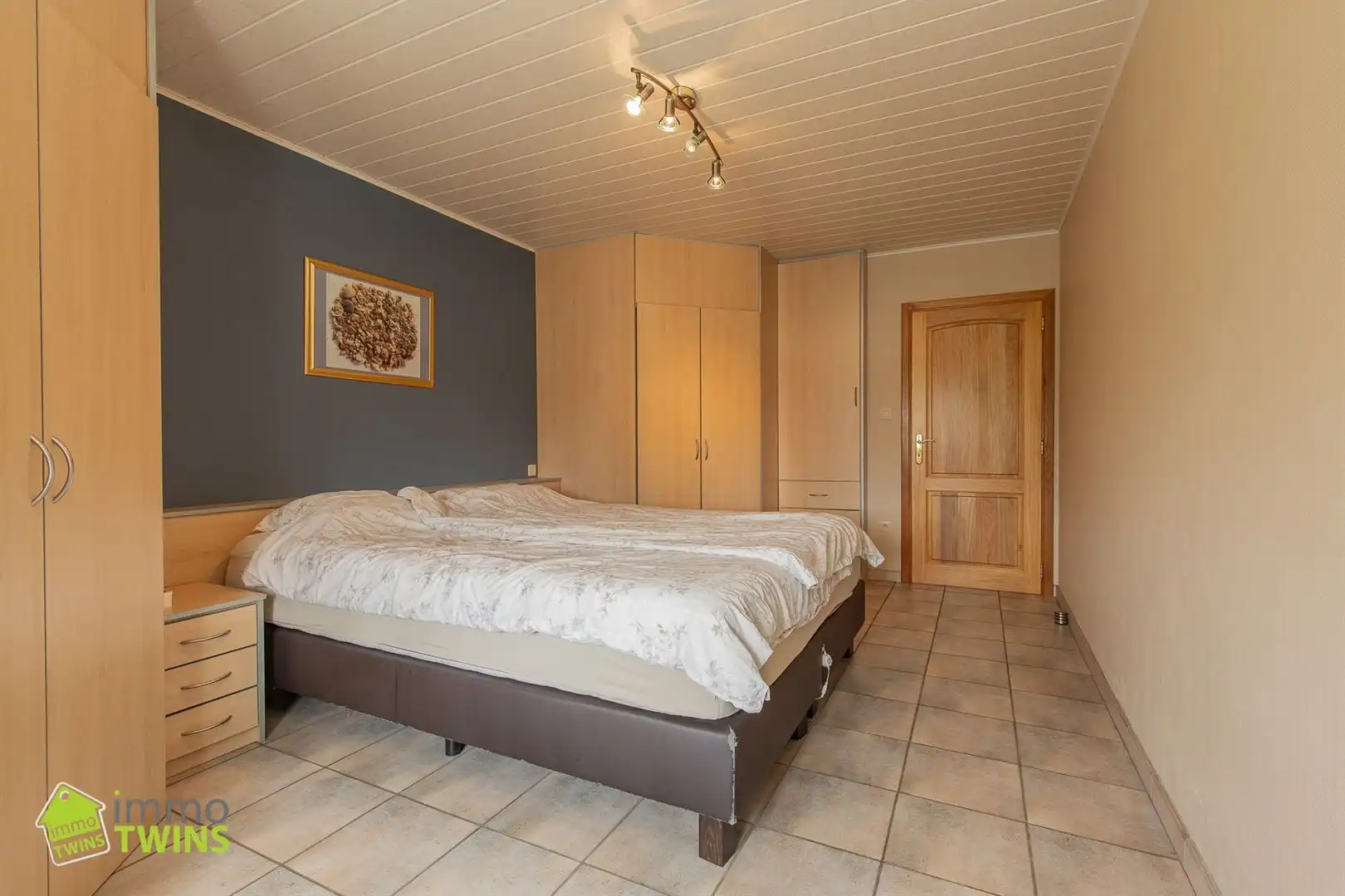 Ruime halfopen bebouwing met carport, grote zolder, zonnepanelen en thuisbatterij in Oudegem bij Dendermonde. foto 12