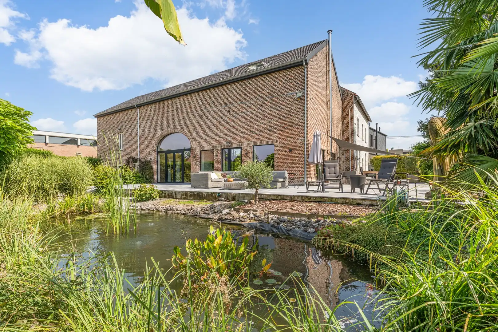 Karaktervolle gerenoveerde hoeve met 576 m² woonoppervlakte op 28a 02ca in Landen-Walshoutem. foto {{pictureIndex}}