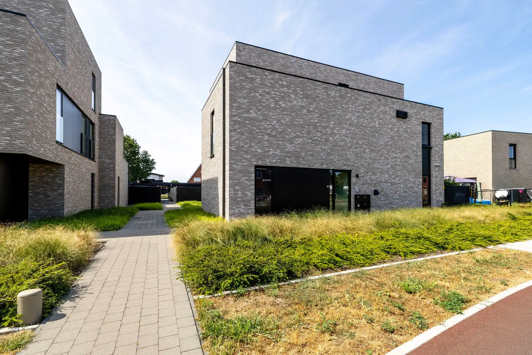 Instapklaar gelijkvloers appartement met carport, berging, luxe afwerking en aangelegde tuin foto 26