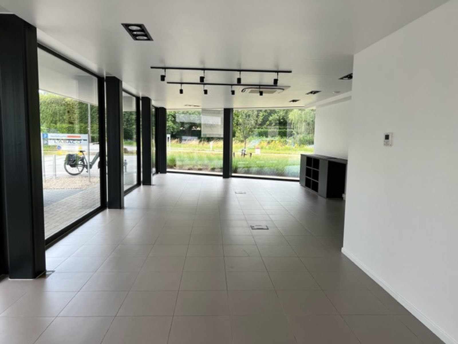 Lichtrijk kantoor / handelspand met parking foto {{pictureIndex}}