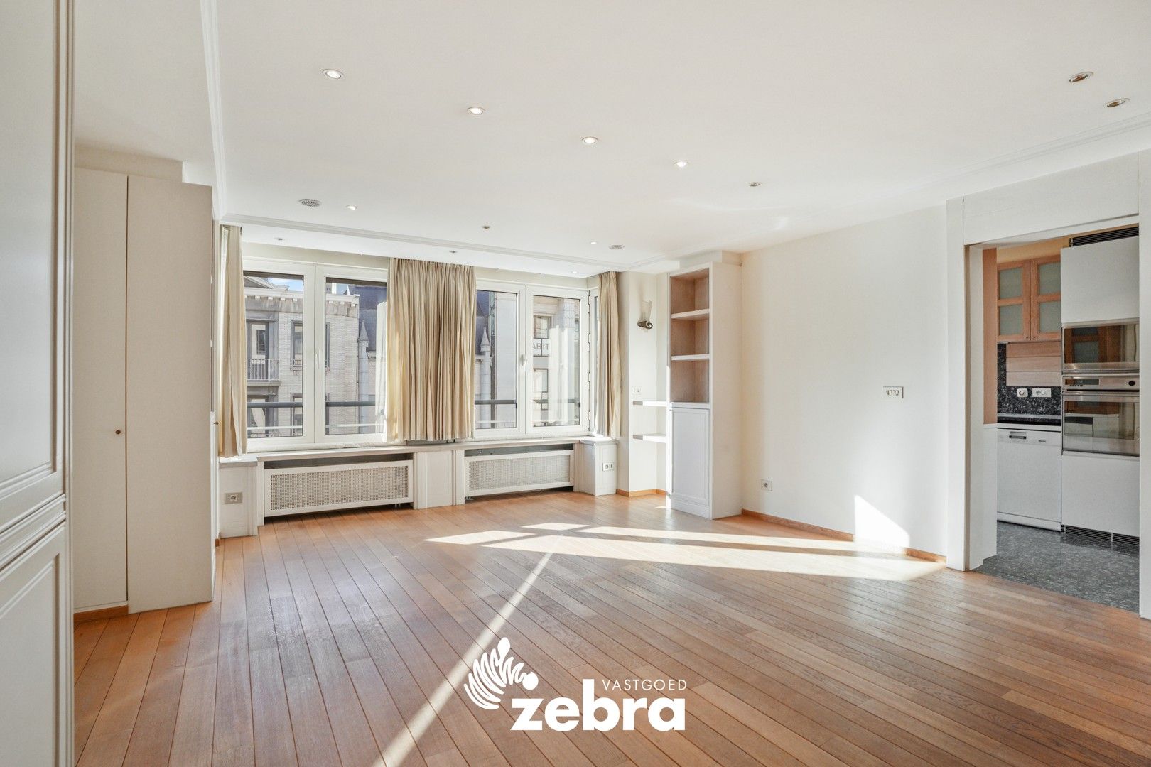 Instapklaar en lichtrijk appartement met 3 slaapkamers in het hart van Kortrijk, vlak bij de Grote Markt! foto 8