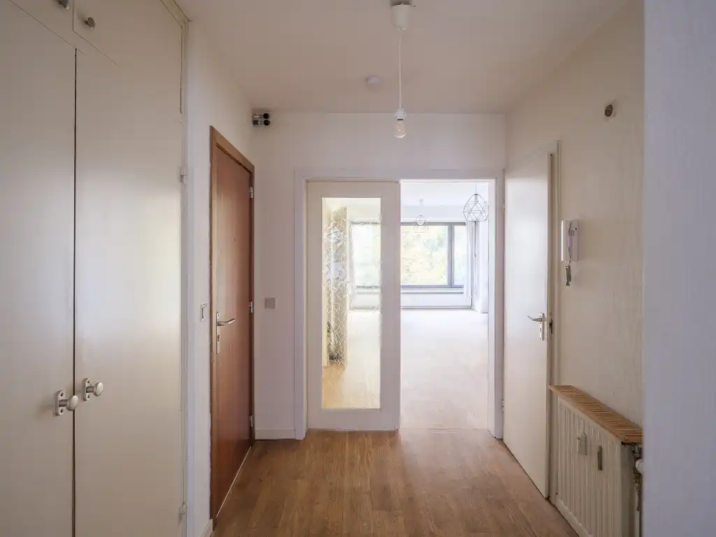 Regio Gent Zuid - Lichtrijk, op te frissen drieslaapkamer-appartement gelegen in een zijstraat van de muinkkaai met zicht op het water. foto 9