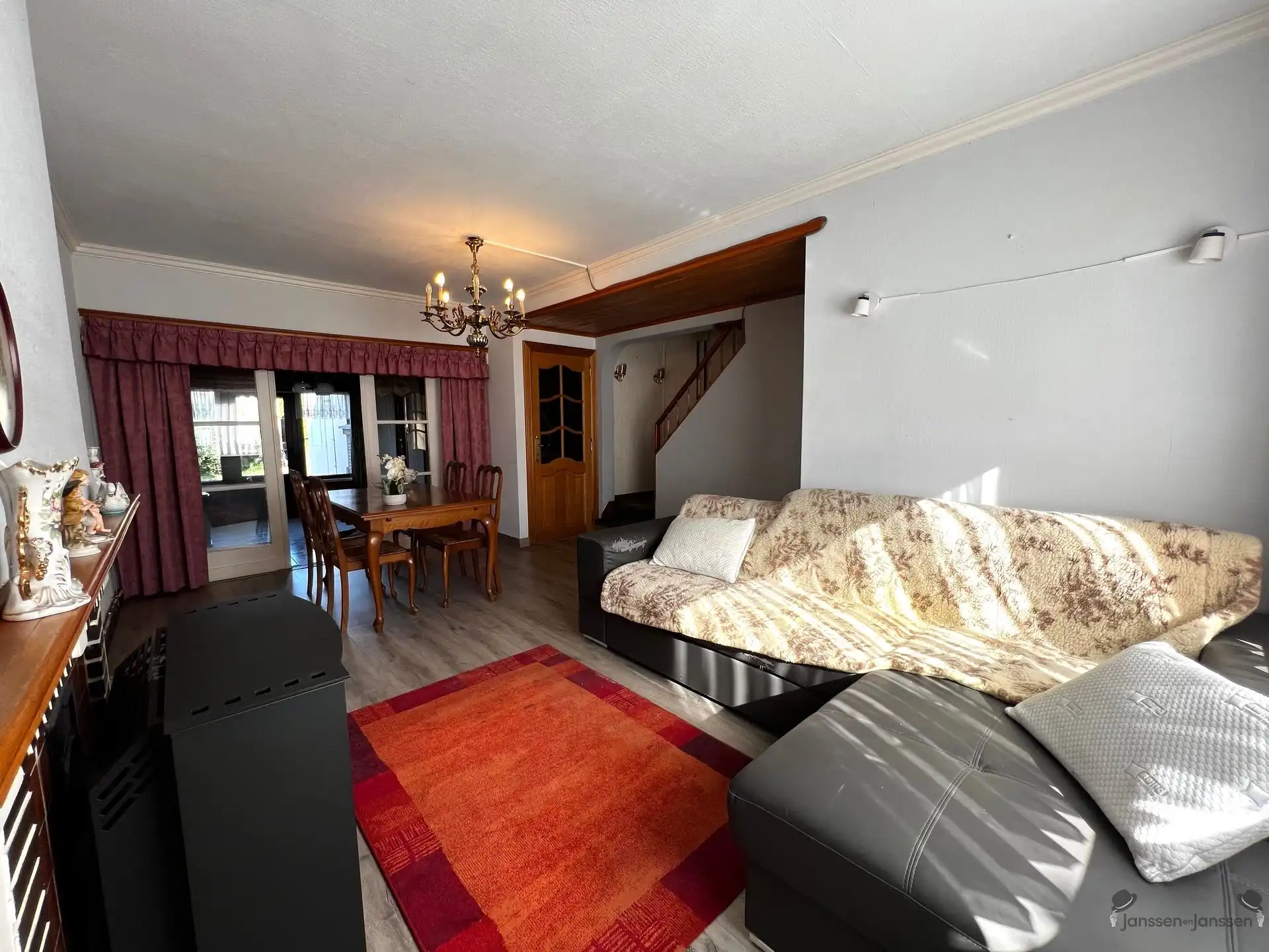 Centraal gelegen te renoveren woning  foto 3