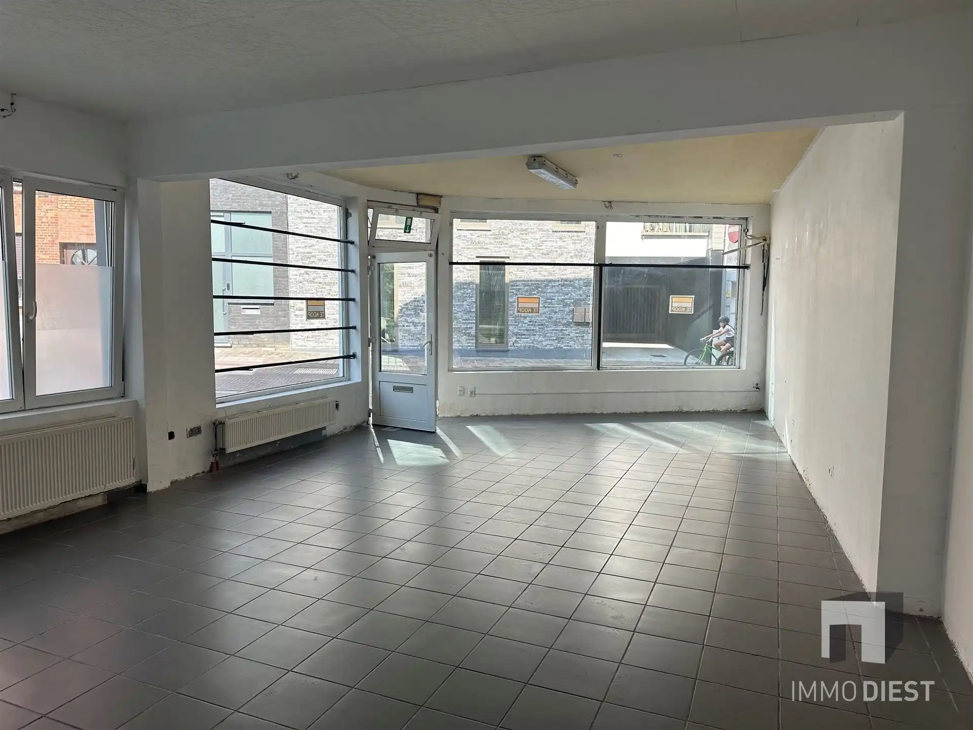 Handelsgelijkvloers met woonst en garages foto 9