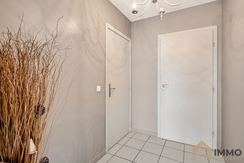 Te koop te centrum Ledegem ruim appartement met zonneterras van +/- 35 m², 2 slpks, garage foto 5