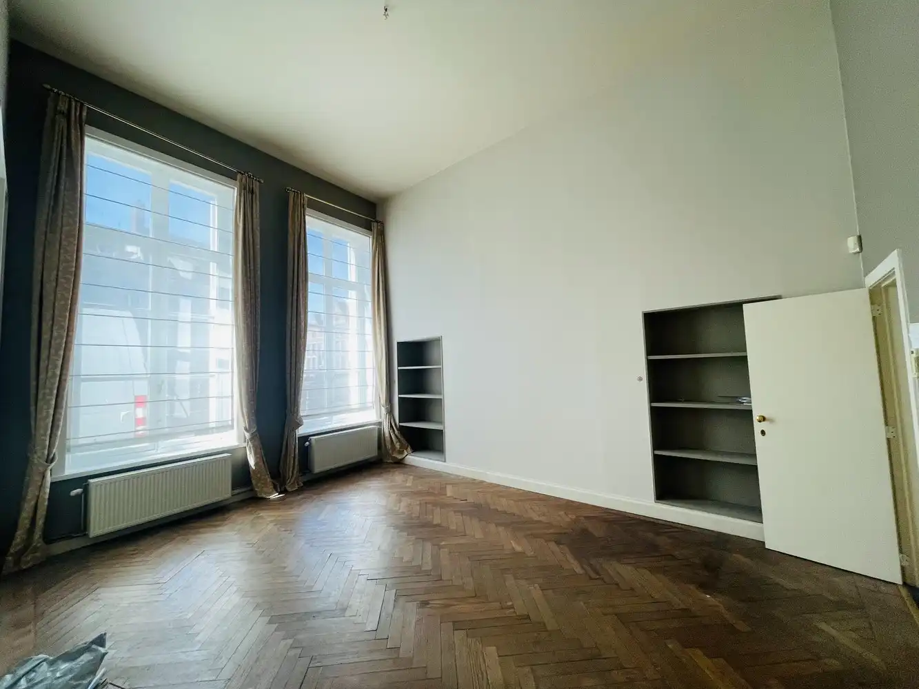 Brugge&nbsp; Aan de SINT-ANNAREI , Unieke , EXCLUSIEVE SALONS/ KANTOORUIMTES (+- 160m²) in een HERENHUIS vooraan met&nbsp; zicht op de Sint-Annarei, achteraan zicht op een grote gemeenschappelijke tuin met oude bomen.&nbsp; Parkingplaats. foto 13