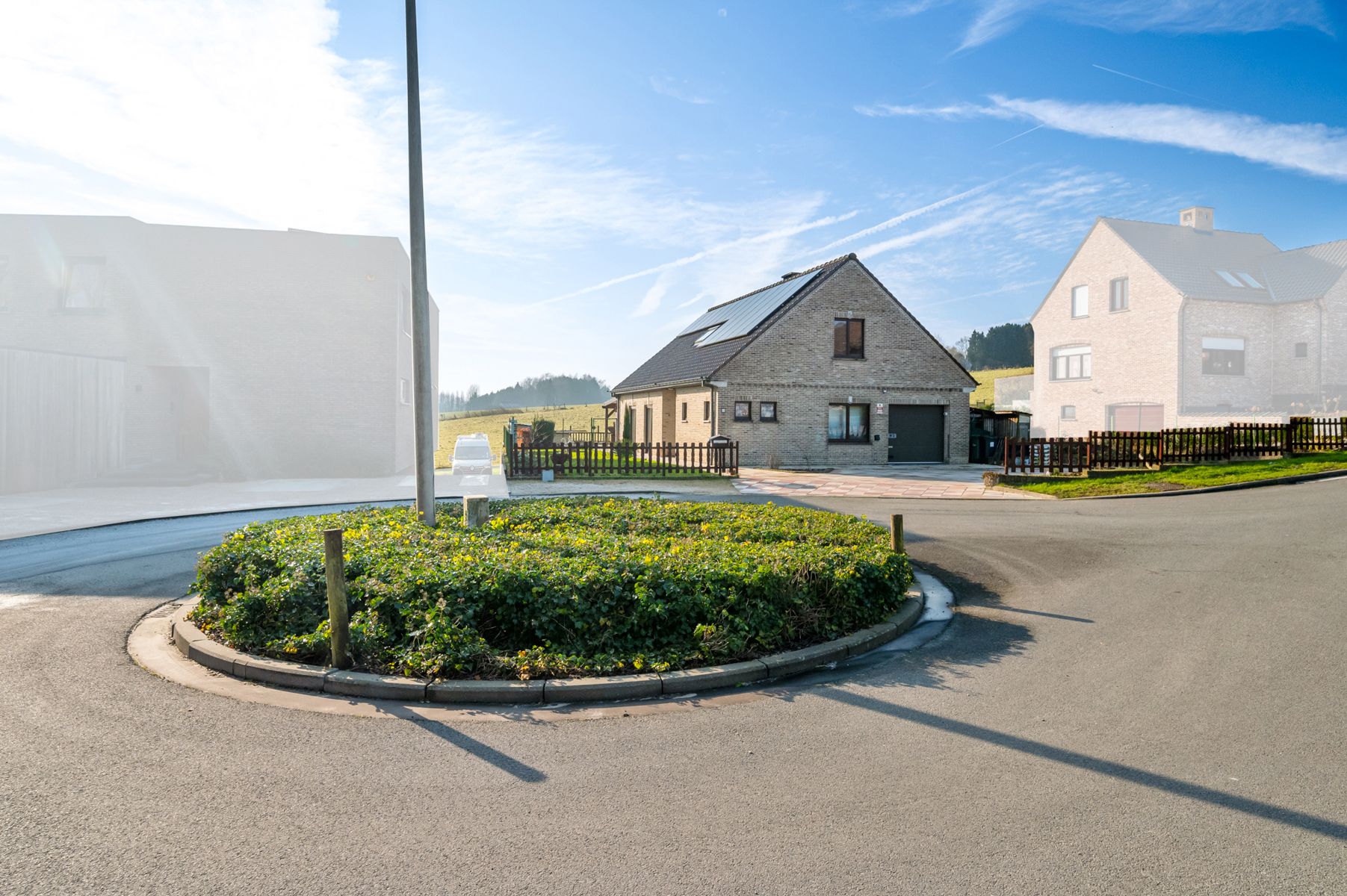 Hoofdfoto van de publicatie: Ruime open bebouwing met zonnepanelen in residentiële wijk