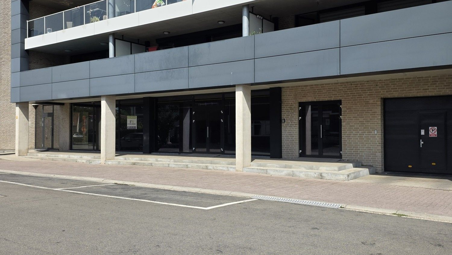 Handelspand / kantoorruimte met uitstekende visibiliteit in Genk – Stalenstraat foto 3