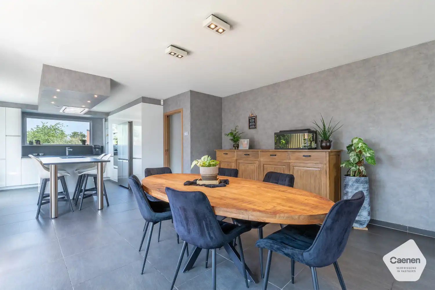 Moderne bungalow met 3 slaapkamers, aangelegde tuin en zwembad. foto 6