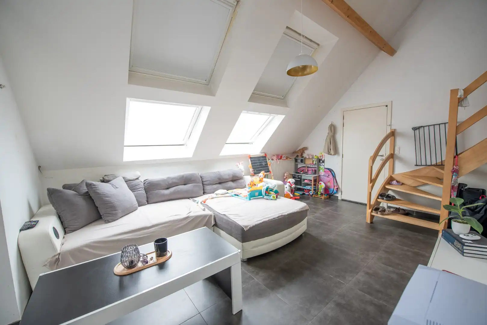 Ruim dakappartement met 2 ruime zonneterrassen te huur in Zulte foto 3