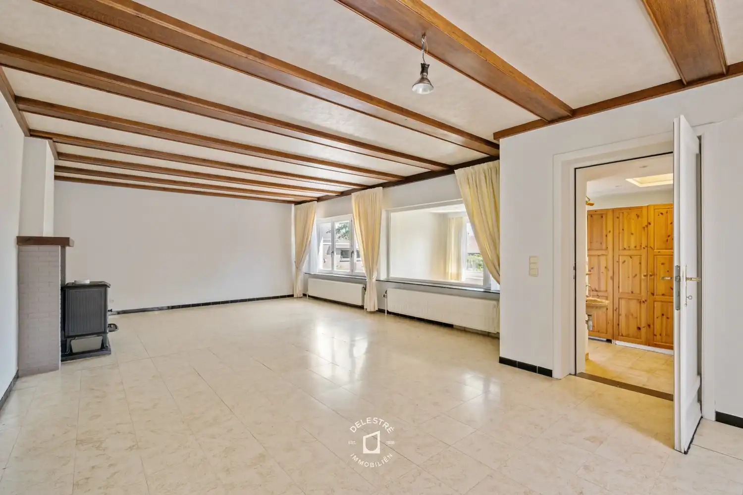 Ruimte, rust en potentieel: solide gezinswoning met volledige onderkeldering op 1.156 m² foto 9