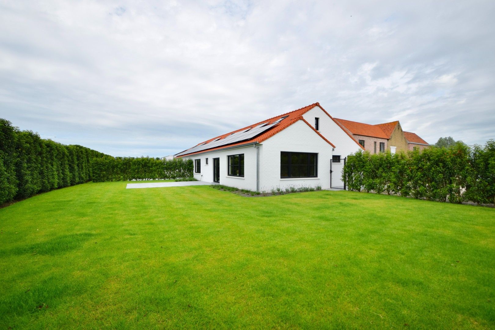 Volledig gerenoveerde koppelvilla met zuidgerichte tuin in het prestigieuze Woonerf Witte Poldershof, te Oostkerke. foto 7