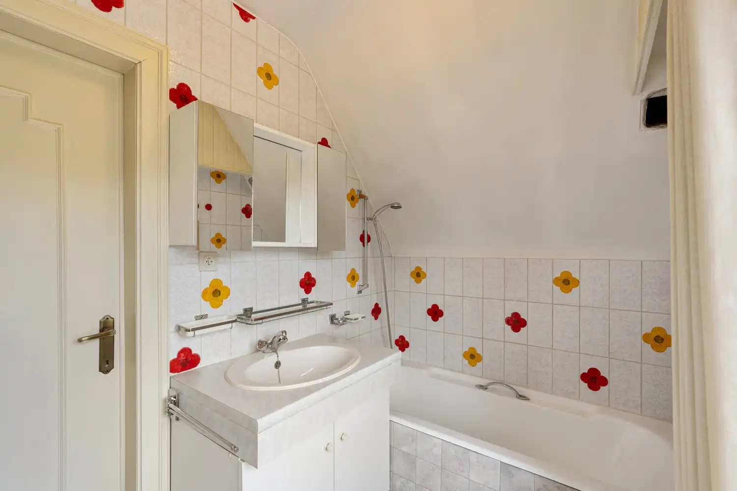 Te renoveren woning met 3 slaapkamers (en afgewerkte zolderkamer) op een perceel van 7 are 5 centiare te Gelrode. foto 17