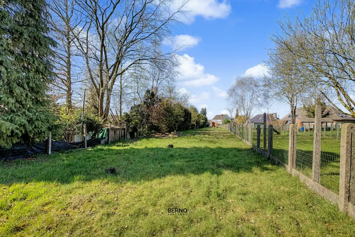 Halfopen bebouwing met oprit en ruime, zonnige tuin. foto 19