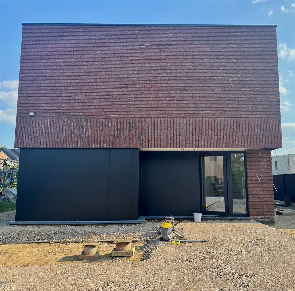 Prachtige, energiezuinige nieuwbouwwoning met 20 zonnepanelen, 3 slaapkamers en tuin op een rustige locatie nabij Maaseik foto {{pictureIndex}}