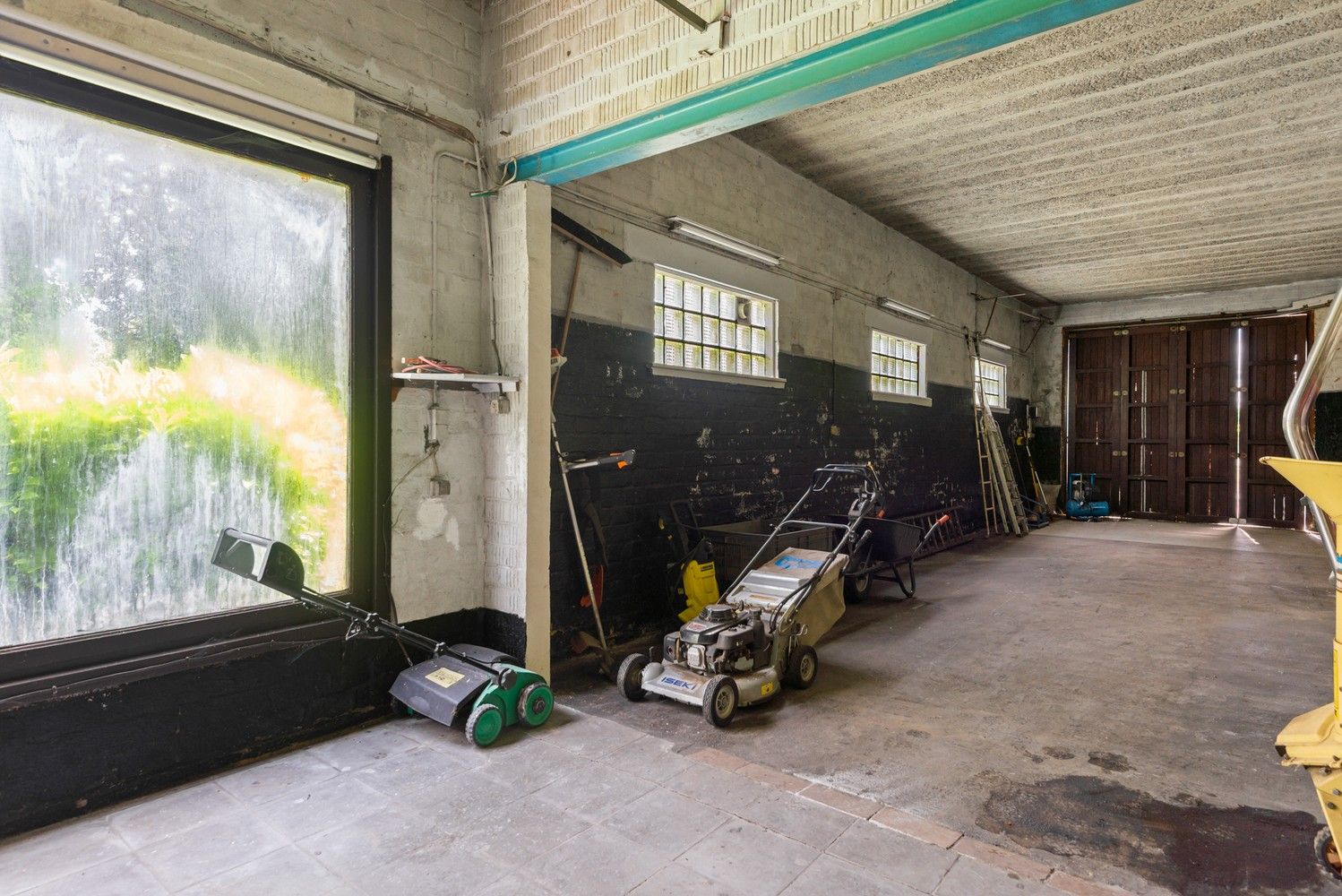 Ruime woning met prachtig onderhouden tuin met verzicht over de velden foto 22