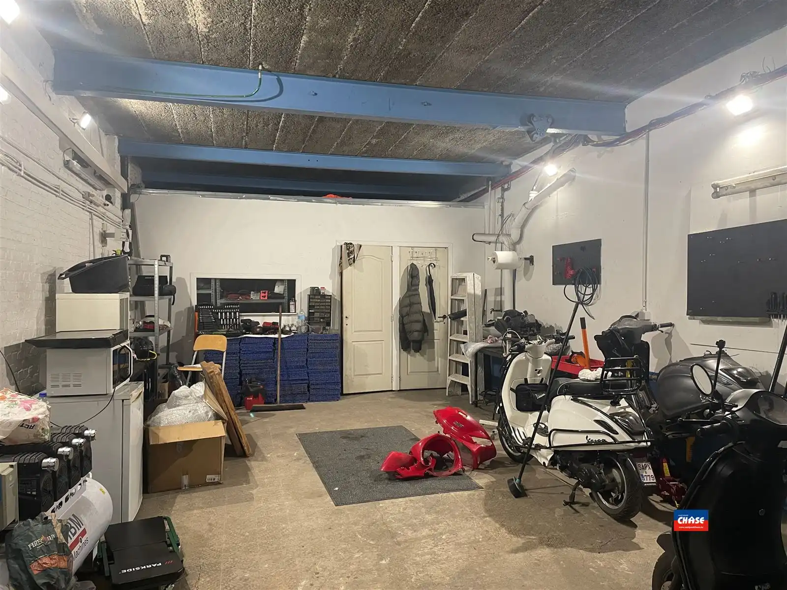 Magazijn / Opslagruimte met automatische sectionale poort foto 5