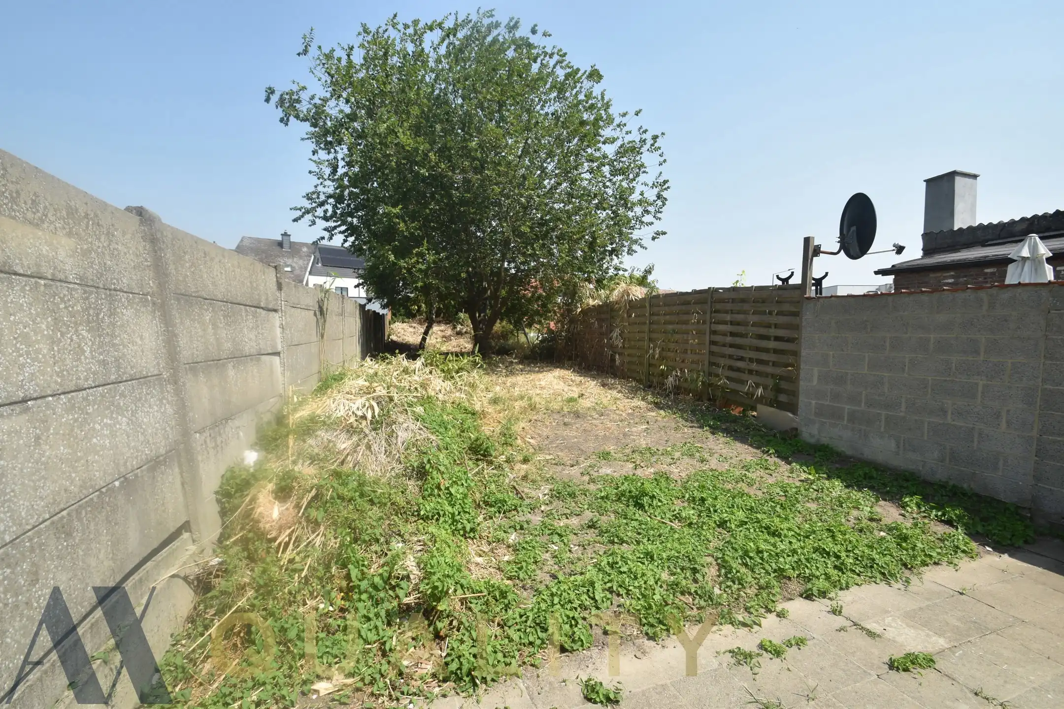 Nabij het centrum van Lebbeke gelegen te renov. rijwoning of bouwgrond op een terrein van 2 are 80 ca.  foto 2