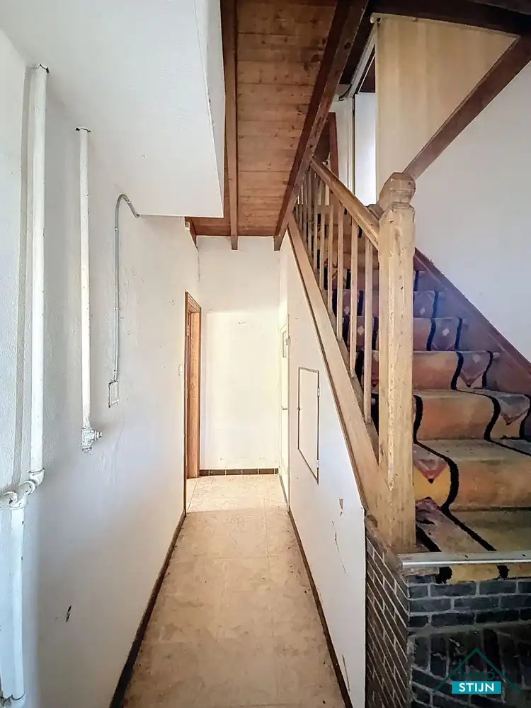 Ruime te renoveren woning met veel potentieel foto 8