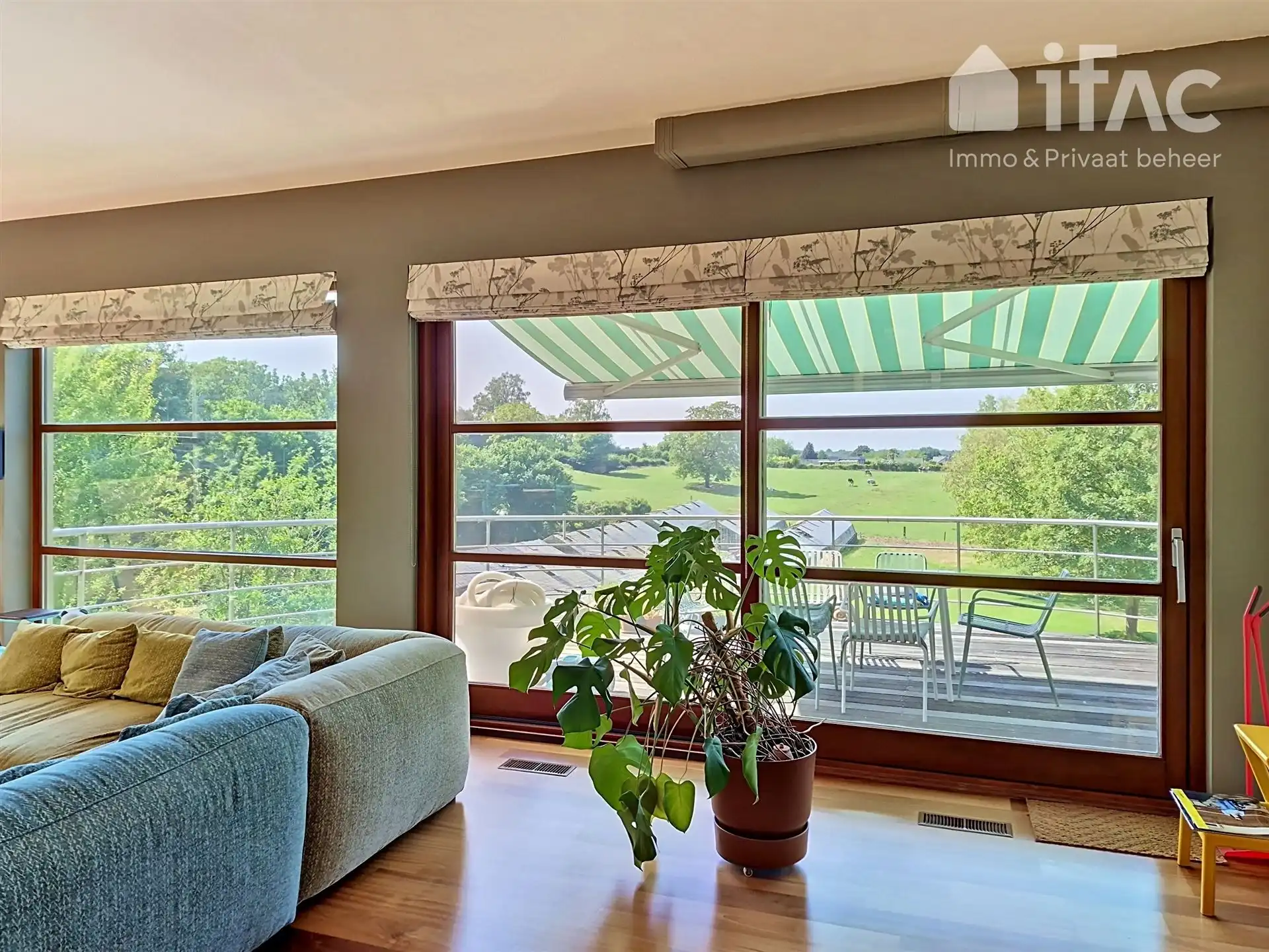 Unieke moderne split-levelvilla met zwembad op 17a83ca foto 11
