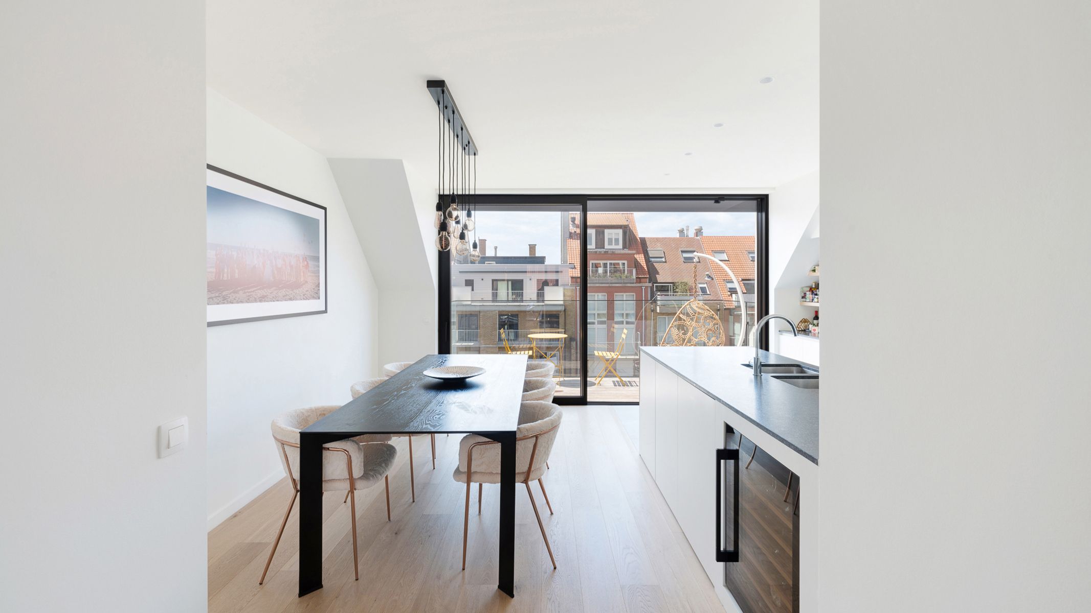 Stijlvol nieuwbouwappartement (2023) met zonneterrassen, op toplocatie vlak bij strand en winkels foto 9
