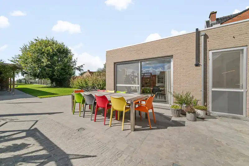 Hooglede – Verrassend ruime tussenwoning met villa-allures op 1.218 m² foto 22