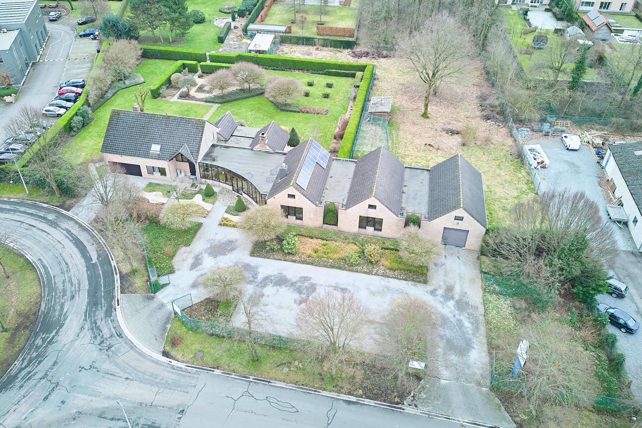 TE KOOP: bedrijfsgebouw met woning in Zonhoven foto 1