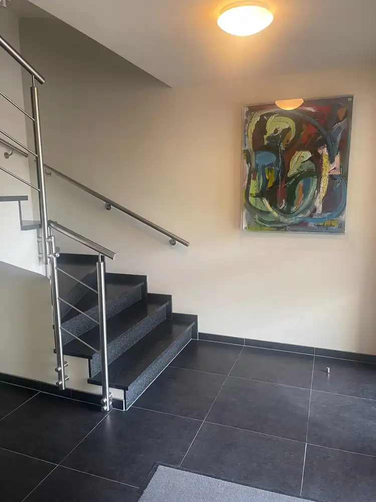 Lichtrijk appartement met balkon in gebouw met lift foto 19