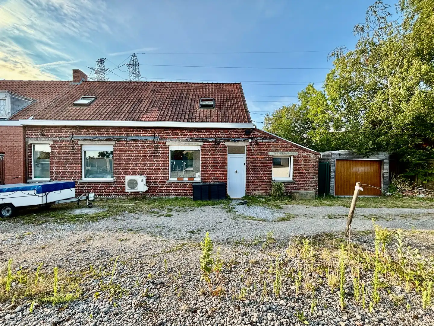 Half open bebouwing met ruime leefruimte, terras en parking foto 11