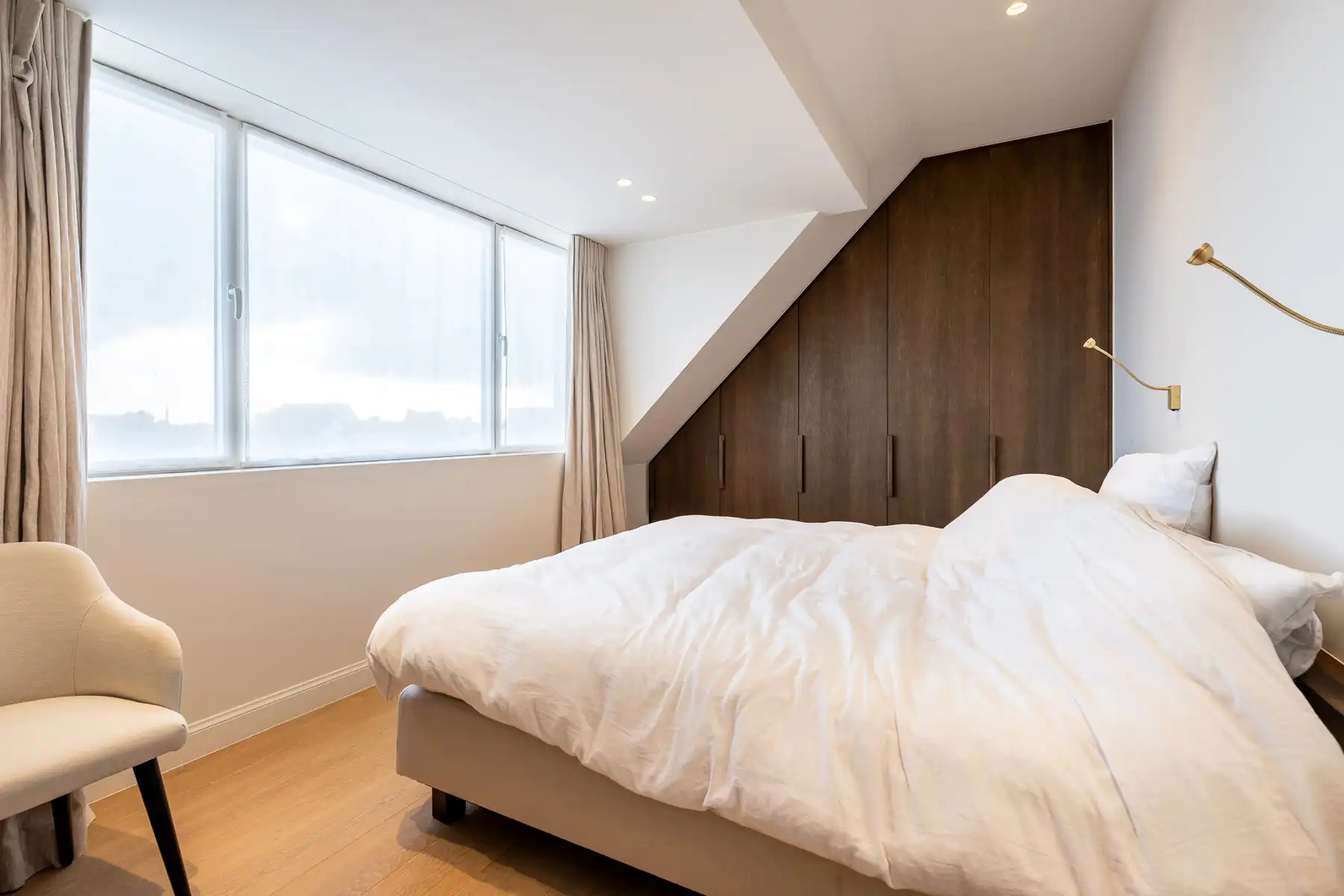 Centrale nieuwbouwwoning met lift en privéparking foto 20