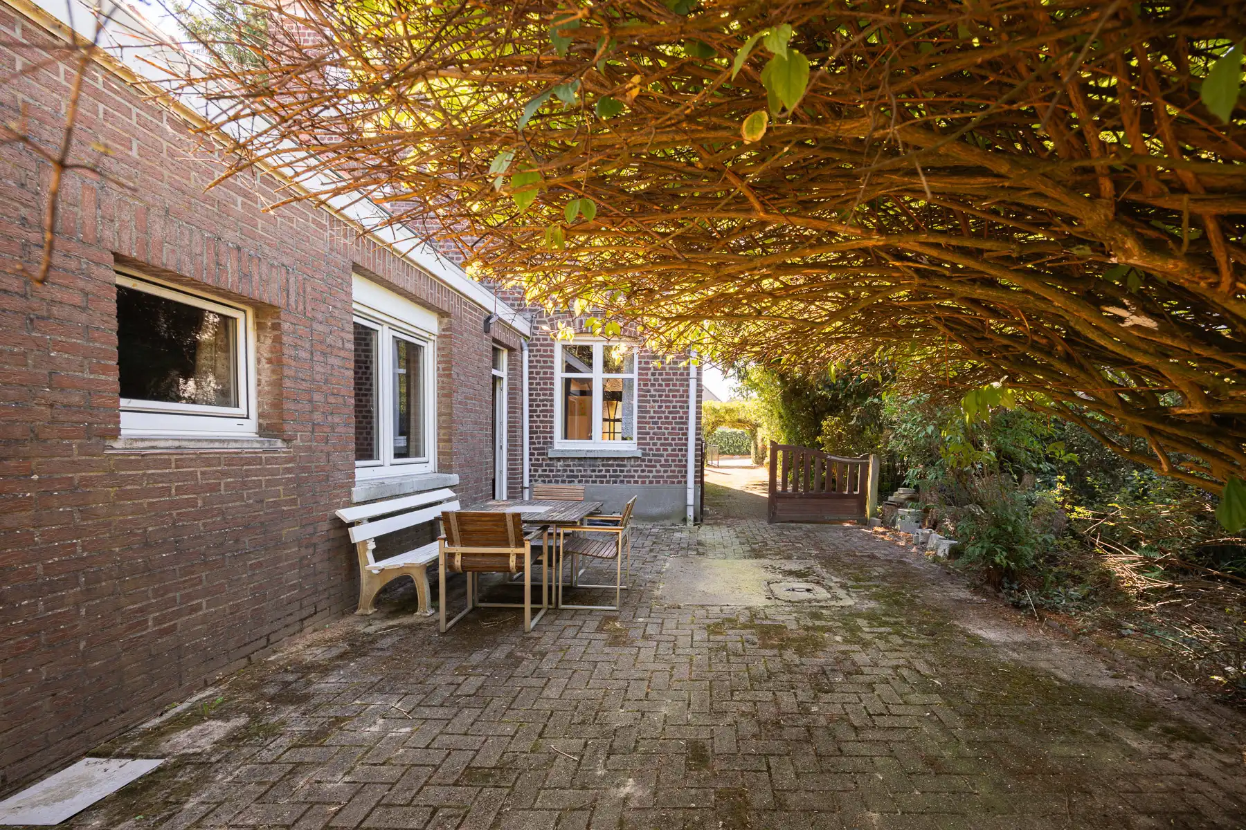 Charmante open bebouwing met fantastische tuin op toplocatie foto 26