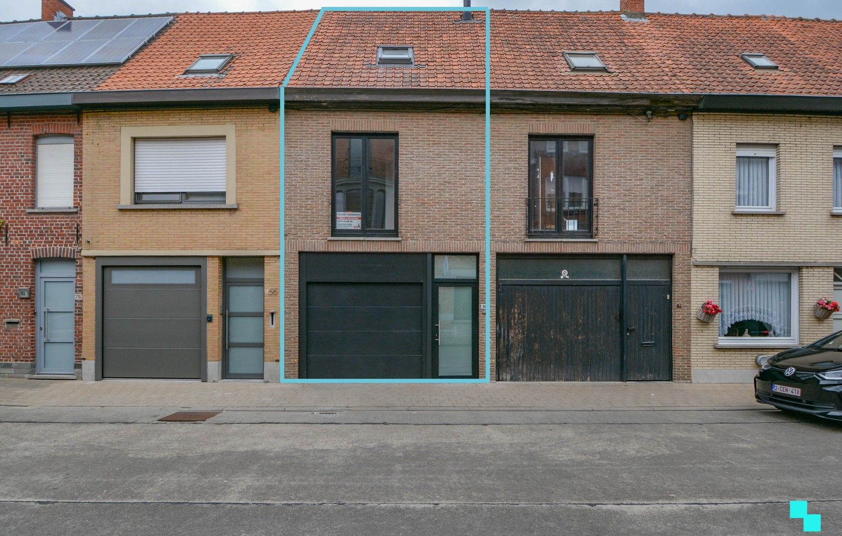 Totaal gerenoveerde woning met garage te centrum Roeselare foto 2