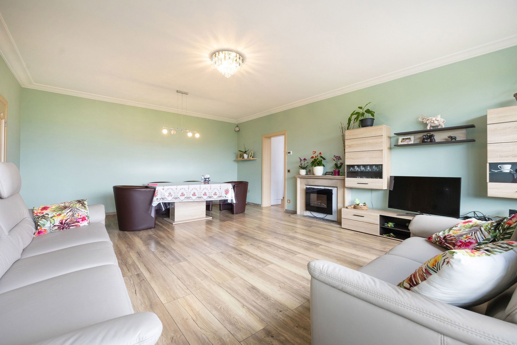 Volledig gerenoveerd appartement 2 slaapkamers van ± 95 m² foto 2
