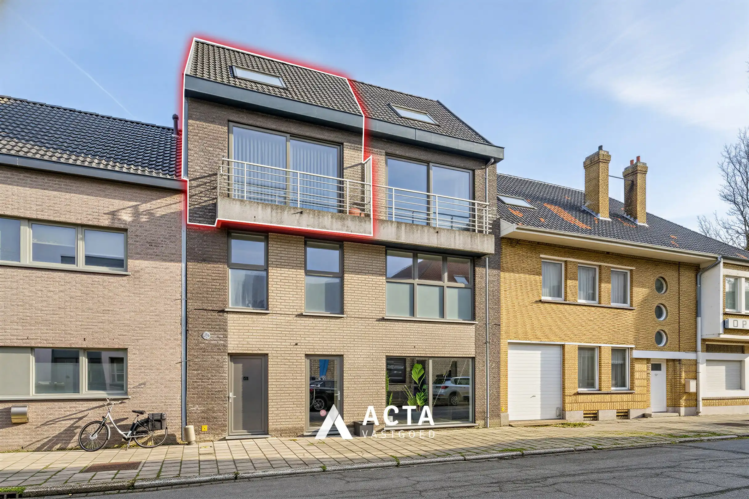 Instapklaar duplexappartement met twee slaapkamers en terras! foto {{pictureIndex}}
