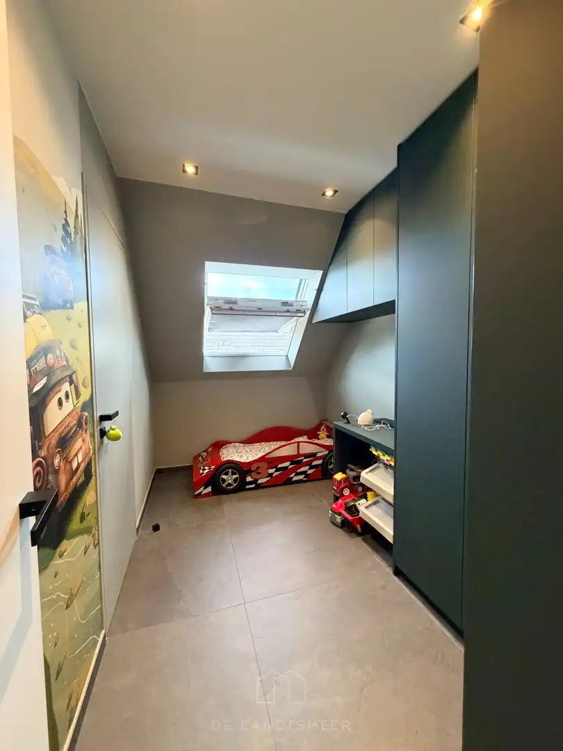 Stijlvol dakappartement met 3 slaapkamers, 2 badkamers en uitzonderlijk veel maatwerk foto 14