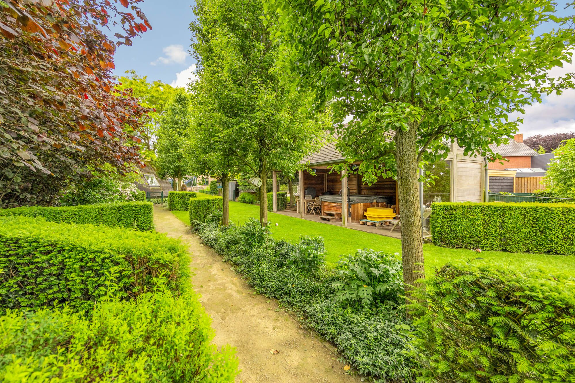 EXTRA RUIME VILLA MET EEN PRACHTIG LICHTRIJKE LEEFRUIMTE, RUIME KEUKEN, 4 SLAAPKAMERS EN EEN PRACHTIG KANTOORGEDEELTE OP EEN RIANT EN CENTRAAL PERCEEL VAN MAAR LIEFST 13A 71CA MET KNAP BIJGEBOUW OP EEN GUNSTIGE LOCATIE NABIJ HET CENTRUM VAN HAMONT! foto 43