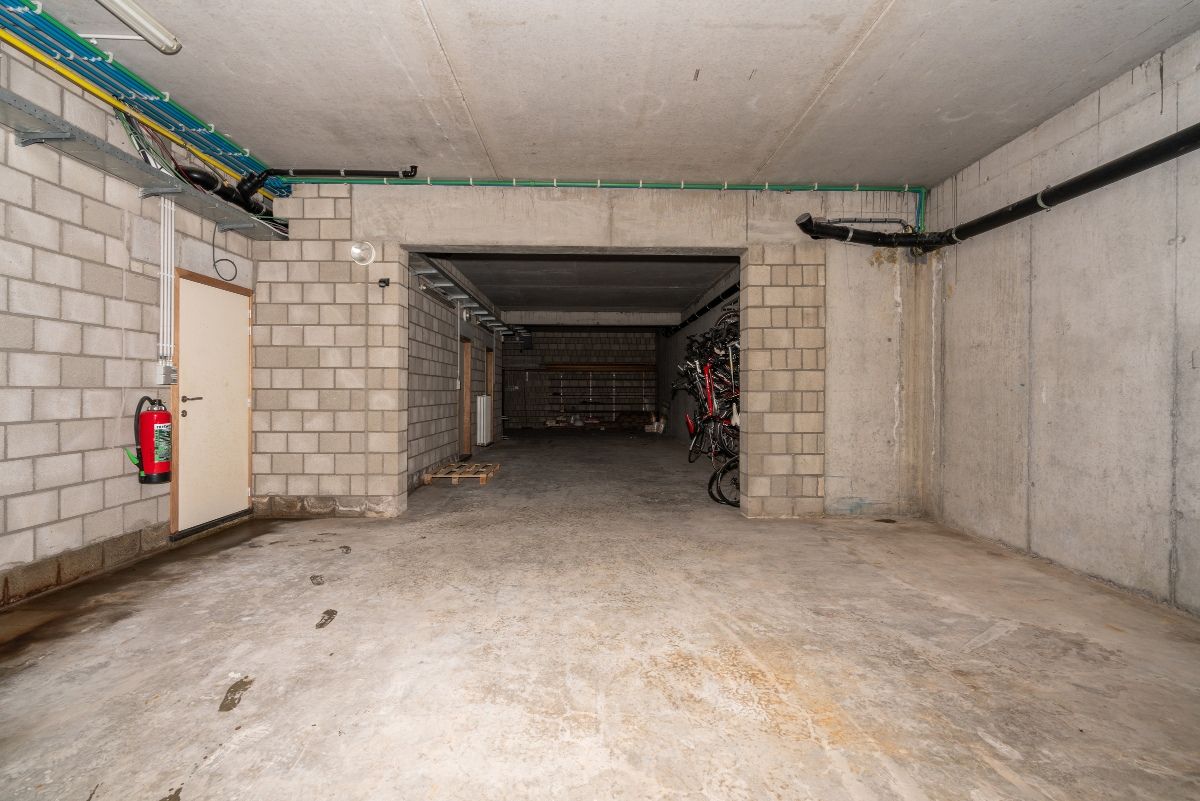 Ruime villa met ondergrondse garage op perceel van 2.263m² foto 19