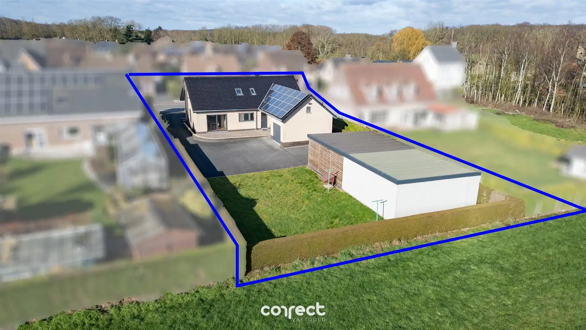 Ruime open bebouwing met 5 slaapkamers, 2 badkamers,  tuin,  garage, carport en werkplaats. foto 16